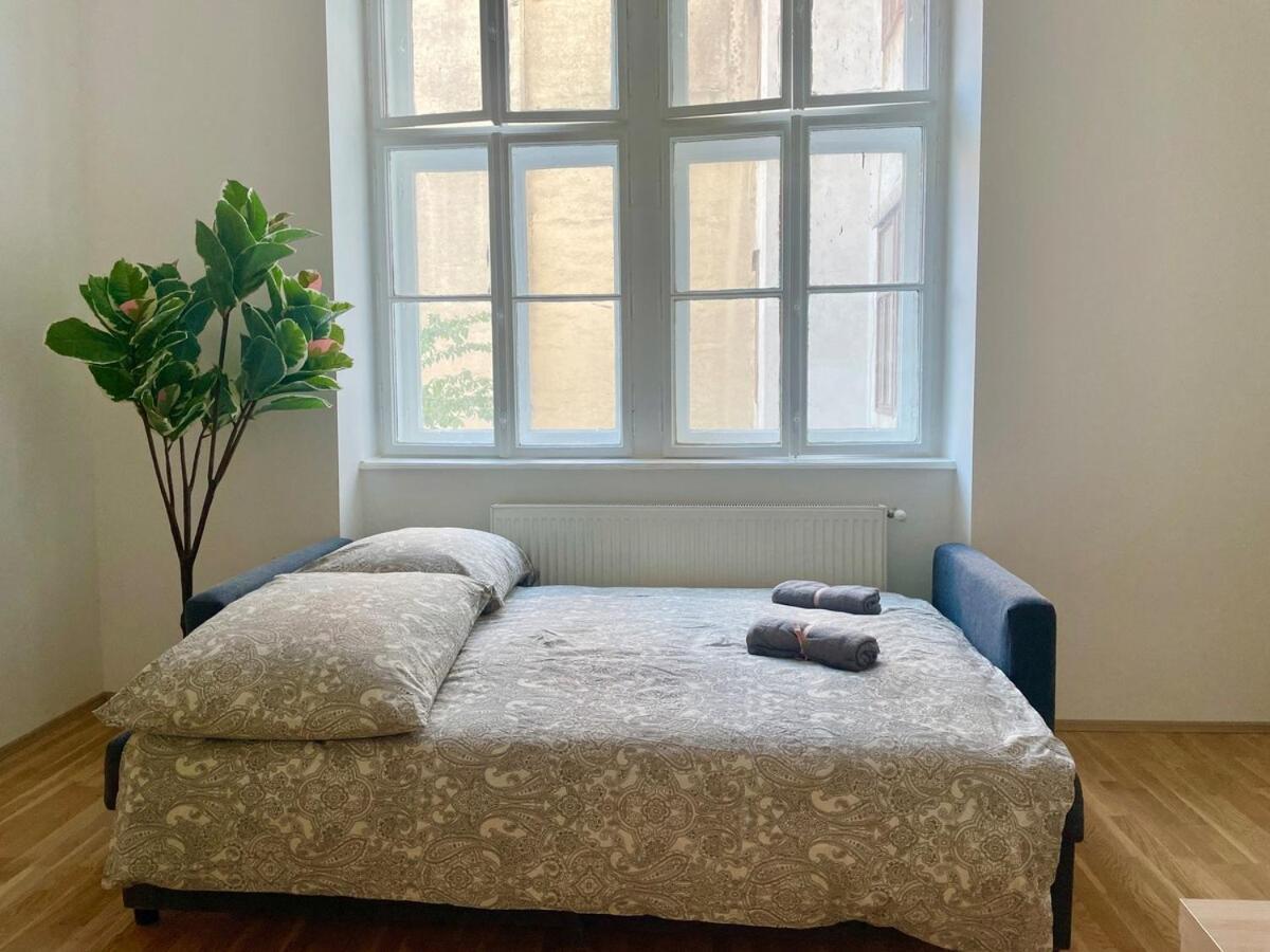 Sunny 65 M2 Central Long Term Apartment With Free Parking Apartment