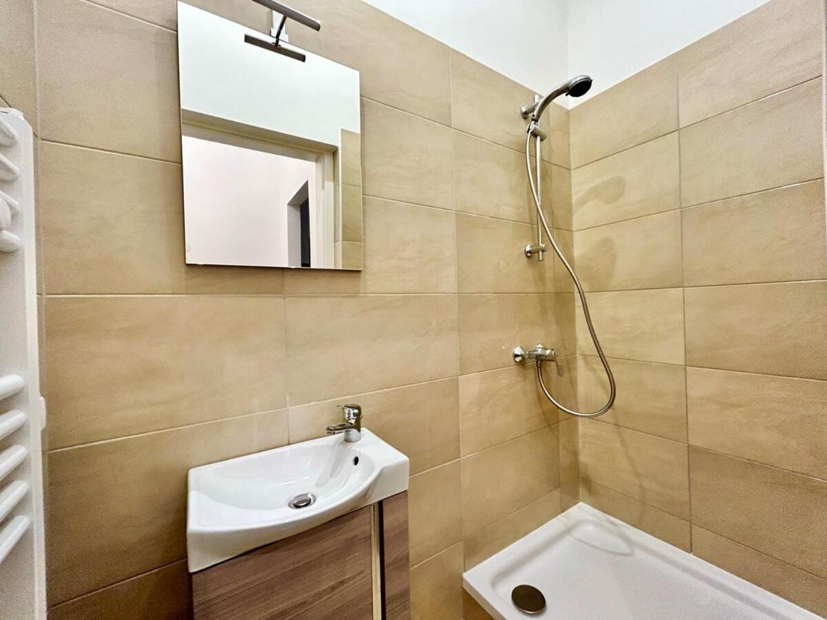 Sunny 65 M2 Central Long Term Apartment With Free Parking *